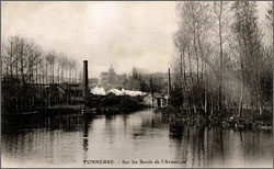Tonnerre seen from the Armançon around 1900.
